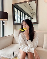 特價8k學生妹 屄很漂亮很淺容易到底很緊 爽度百分百 超濕.